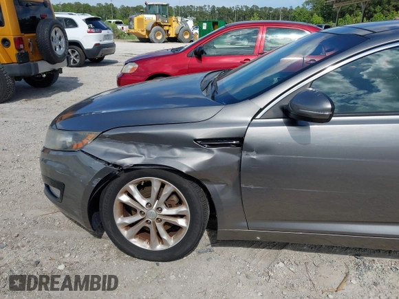 2013 Kia Optima EX z VIN 5XXGN4A73DG246046, wystawiony jako IAAI lot #42196691 z przebiegiem 82 840 mil mil oraz . Historia ofert i sprzedaży dostępna na DreamBid. Obrazek 6.