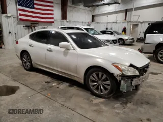 2013 Infiniti M z VIN JN1BY1AP8DM511833, wystawiony jako Copart lot #42874265 z przebiegiem 152 708 mil mil oraz Czysty tytuł • Clean title. Historia ofert i sprzedaży dostępna na DreamBid. Obrazek 4.