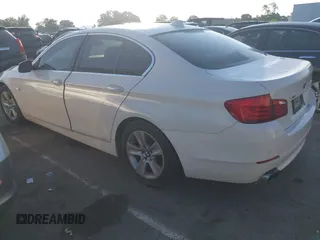 2013 BMW 5 Series 528i xDrive с VIN WBAXH5C53DDW11955, выставлен на аукционе IAAI как лот 42601785 с пробегом 147 925 миль миль и . История ставок и продаж доступна на DreamBid. Изображение 3.
