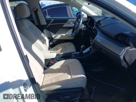 2020 Audi Q3 S line Prestige z VIN WA1FECF33L1073094, wystawiony jako IAAI lot #41568911 z przebiegiem 36 998 mil mil oraz . Historia ofert i sprzedaży dostępna na DreamBid. Obrazek 5.