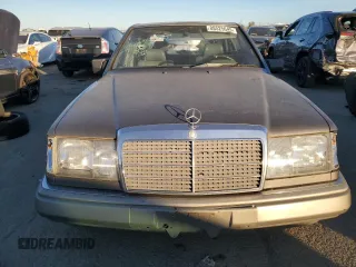 1991 Mercedes-Benz 300 E with VIN WDBEA30D0MB398505, listed as a Copart auction lot 88525645 with 309,549 mi miles and Salvage Title. Bid and sale history available at DreamBid. Image 5.