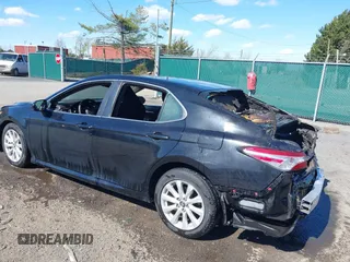 2018 Toyota Camry LE z VIN 4T1B11HK4JU067885, wystawiony jako IAAI lot #41885909 z przebiegiem 122 020 mil mil oraz . Historia ofert i sprzedaży dostępna na DreamBid. Obrazek 3.