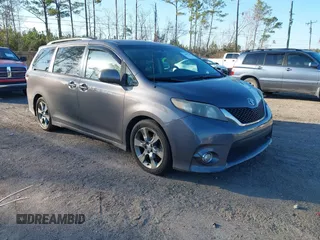 2012 Toyota Sienna SE with VIN 5TDXK3DC9CS189005, listed as a IAAI auction lot 41482337 with 267,618 mi miles. Bid and sale history available at carsss.com. Image 1.