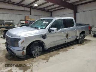 2024 Ford F-150 Lightning Lariat z VIN 1FT6W5L74RWG04451, wystawiony jako Copart lot #86058664 z przebiegiem 2 232 mil mil oraz Szkoda całkowita • Salvage title. Historia ofert i sprzedaży dostępna na DreamBid. Obrazek 1.