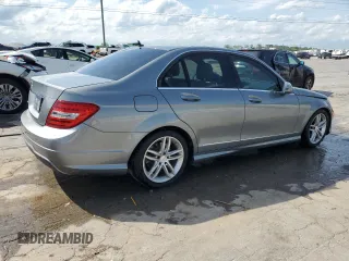 2013 Mercedes-Benz C 250 Sport z VIN WDDGF4HB5DR247239, wystawiony jako Copart lot #55534235 z przebiegiem 150 674 mil mil oraz Szkoda całkowita • Salvage title. Historia ofert i sprzedaży dostępna na DreamBid. Obrazek 3.