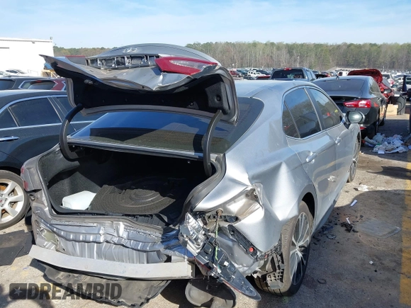 2019 Toyota Camry LE z VIN 4T1B11HK8KU681713, wystawiony jako IAAI lot #41823019 z przebiegiem 99 000 mil mil oraz . Historia ofert i sprzedaży dostępna na DreamBid. Obrazek 4.