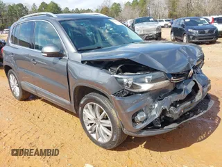 2015 Volkswagen Tiguan SE z VIN WVGBV7AXXFW503955, wystawiony jako IAAI lot #41730076 z przebiegiem 146 446 mil mil oraz . Historia ofert i sprzedaży dostępna na DreamBid. Obrazek 1.