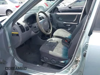 2005 Hyundai Accent GLS z VIN KMHCG45C85U591452, wystawiony jako IAAI lot #42114303 z przebiegiem 173 832 mil mil oraz . Historia ofert i sprzedaży dostępna na DreamBid. Obrazek 5.