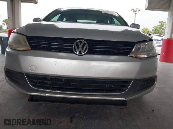 2013 Volkswagen Jetta SE z VIN 3VWDP7AJ6DM413781, wystawiony jako IAAI lot #42632312 z przebiegiem 153 273 mil mil oraz . Historia ofert i sprzedaży dostępna na DreamBid. Obrazek 12.