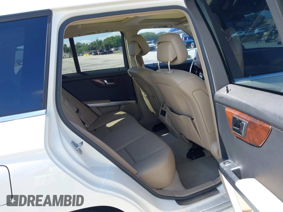 2012 Mercedes-Benz GLK GLK 350 with VIN WDCGG5GB8CF735979, listed as a IAAI auction lot 41931333 with 124,649 mi miles. Bid and sale history available at carsss.com. Image 8.