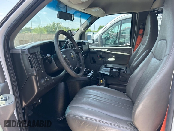 2014 Chevrolet Express Cargo z VIN 1GCSGAFX2E1169422, wystawiony jako IAAI lot #42526408 z przebiegiem 221 138 mil mil oraz . Historia ofert i sprzedaży dostępna na DreamBid. Obrazek 15.