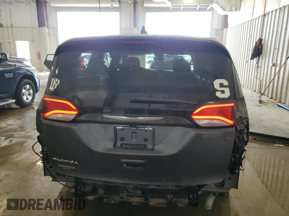 2018 Chrysler Pacifica Touring Plus with VIN 2C4RC1FG5JR122837, listed as a Copart auction lot 58764525 with 136,820 mi miles and Clean title. Bid and sale history available at DreamBid. Image 6.