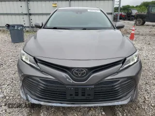 2018 Toyota Camry LE z VIN 4T1B11HK6JU092755, wystawiony jako Copart lot #59233625 z przebiegiem 110 467 mil mil oraz Szkoda całkowita • Salvage title. Historia ofert i sprzedaży dostępna na DreamBid. Obrazek 5.