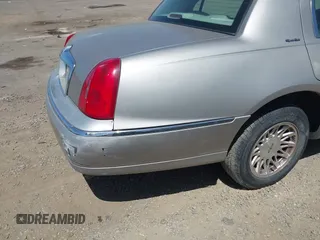 1999 Lincoln Town Car Signature z VIN 1LNHM82WXXY678088, wystawiony jako IAAI lot #42097845 z przebiegiem 174 561 mil mil oraz . Historia ofert i sprzedaży dostępna na DreamBid. Obrazek 12.