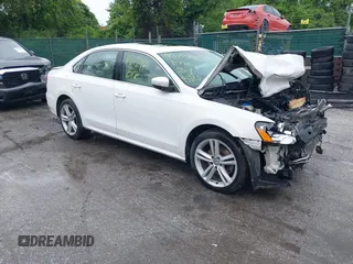 2014 Volkswagen Passat SE z VIN 1VWBT7A3XEC046889, wystawiony jako IAAI lot #42167297 z przebiegiem 144 987 mil mil oraz . Historia ofert i sprzedaży dostępna na DreamBid. Obrazek 1.