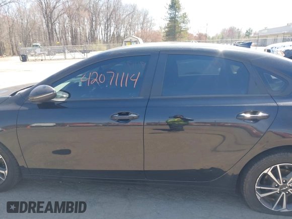2022 Kia Forte LXS z VIN 3KPF24AD5NE474800, wystawiony jako IAAI lot #42071114 z przebiegiem 63 603 mil mil oraz . Historia ofert i sprzedaży dostępna na DreamBid. Obrazek 14.