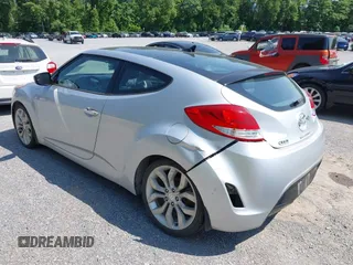 2015 Hyundai Veloster z VIN KMHTC6AD5FU240263, wystawiony jako IAAI lot #42392143 z przebiegiem 131 581 mil mil oraz . Historia ofert i sprzedaży dostępna na DreamBid. Obrazek 6.