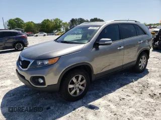 2013 Kia Sorento LX z VIN 5XYKT3A6XDG408459, wystawiony jako Copart lot #52556785 z przebiegiem 195 680 mil mil oraz Szkody całkowita. Historia ofert i sprzedaży dostępna na DreamBid. Obrazek 1.