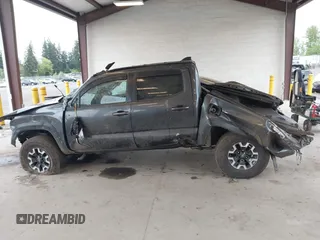 2022 Toyota Tacoma SR z VIN 3TMCZ5ANXNM493703, wystawiony jako IAAI lot #42139285 z przebiegiem 42 572 mil mil oraz . Historia ofert i sprzedaży dostępna na DreamBid. Obrazek 15.