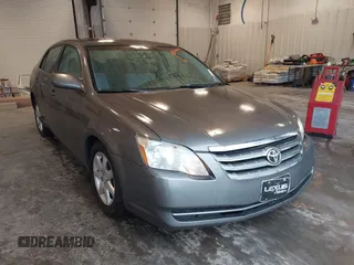 2007 Toyota Avalon XL z VIN 4T1BK36B17U193545, wystawiony jako IAAI lot #42202391 z przebiegiem 98 388 mil mil oraz . Historia ofert i sprzedaży dostępna na DreamBid. Obrazek 1.