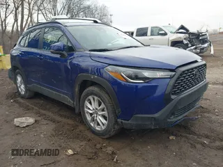 2023 Toyota Corolla Cross LE z VIN 7MUBAABG7PV064085, wystawiony jako IAAI lot #41539311 z przebiegiem 36 183 mil mil oraz . Historia ofert i sprzedaży dostępna na DreamBid. Obrazek 1.