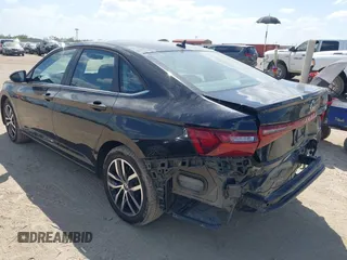 2025 Volkswagen Jetta SE z VIN 3VW7X7BU5SM016937, wystawiony jako IAAI lot #42416412 z przebiegiem 10 385 mil mil oraz . Historia ofert i sprzedaży dostępna na DreamBid. Obrazek 3.