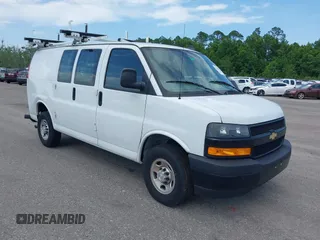 2023 Chevrolet Express Cargo z VIN 1GCWGAFP5P1217550, wystawiony jako IAAI lot #42383684 z przebiegiem 9 673 mil mil oraz . Historia ofert i sprzedaży dostępna na DreamBid. Obrazek 1.