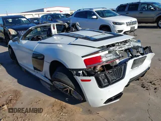 2018 Audi R8 Spyder performance z VIN WUA4BCFX7J7902058, wystawiony jako IAAI lot #40861482 z przebiegiem 20 951 mil mil oraz . Historia ofert i sprzedaży dostępna na DreamBid. Obrazek 3.