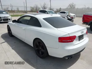2010 Audi A5 Premium Plus z VIN WAULFAFR4AA079706, wystawiony jako IAAI lot #41804959 z przebiegiem 117 895 mil mil oraz . Historia ofert i sprzedaży dostępna na DreamBid. Obrazek 3.