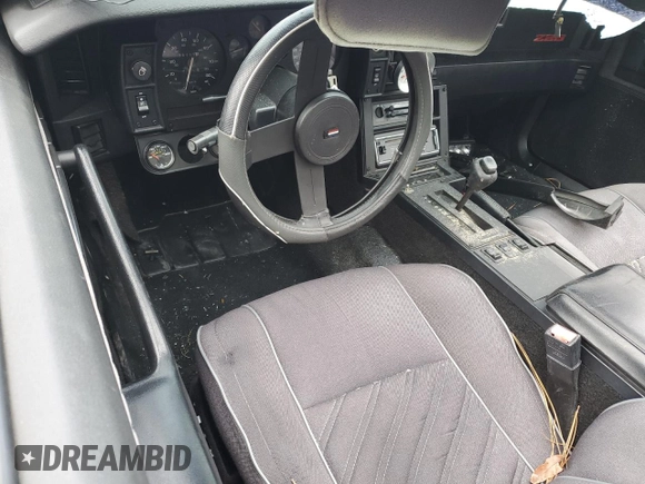 1987 Chevrolet Camaro z VIN 1G1FP21H2HN131699, wystawiony jako Copart lot #87860445 z przebiegiem 86 117 mil mil oraz Szkoda całkowita • Salvage title. Historia ofert i sprzedaży dostępna na DreamBid. Obrazek 8.