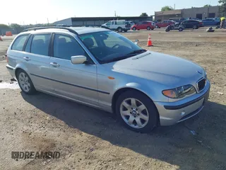 2003 BMW 3 Series 325xi with VIN WBAEP334X3PF03113, listed as a IAAI auction lot 42076463 with 220,723 mi miles. Bid and sale history available at carsss.com. Image 1.