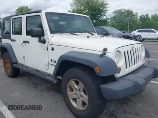 2008 Jeep Wrangler Unlimited X z VIN 1J4GA39188L584256, wystawiony jako IAAI lot #42349536 z przebiegiem 126 778 mil mil oraz . Historia ofert i sprzedaży dostępna na DreamBid. Obrazek 1.