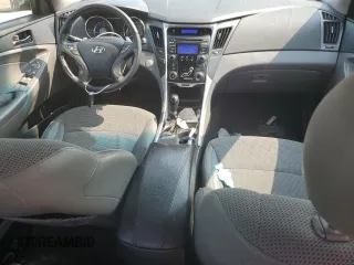 2013 Hyundai Sonata SE z VIN 5NPEC4AC2DH557370, wystawiony jako Copart lot #59120895 z przebiegiem 180 932 mil mil oraz Szkoda całkowita • Salvage title. Historia ofert i sprzedaży dostępna na DreamBid. Obrazek 8.