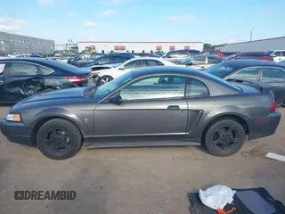 2003 Ford Mustang Standard z VIN 1FAFP40463F341216, wystawiony jako IAAI lot #42601357 z przebiegiem 145 520 mil mil oraz . Historia ofert i sprzedaży dostępna na DreamBid. Obrazek 14.