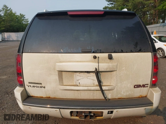 2008 GMC Yukon Denali с VIN 1GKFK63878J102480, выставлен на аукционе IAAI как лот 42410257 с пробегом 258 841 миль миль и . История ставок и продаж доступна на DreamBid. Изображение 16.