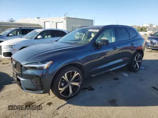 2023 Volvo XC60 Ultimate Dark Theme z VIN YV4L12RX8P1260640, wystawiony jako Copart lot #42128155 z przebiegiem Nie podano mil oraz Szkoda całkowita • Salvage title. Historia ofert i sprzedaży dostępna na DreamBid. Obrazek 1.