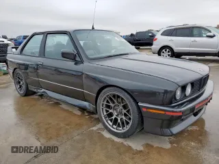 1991 BMW M3 z VIN WBSAK0310MAE34501, wystawiony jako Copart lot #45642275 z przebiegiem 129 936 mil mil oraz Czysty tytuł • Clean title. Historia ofert i sprzedaży dostępna na DreamBid. Obrazek 4.