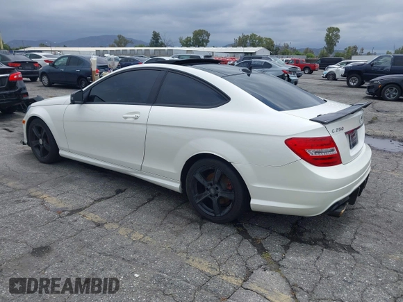 2014 Mercedes-Benz C 250 z VIN WDDGJ4HB6EG184292, wystawiony jako IAAI lot #42183329 z przebiegiem 122 449 mil mil oraz . Historia ofert i sprzedaży dostępna na DreamBid. Obrazek 3.