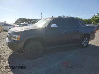 2010 Chevrolet Avalanche LTZ z VIN 3GNVKGE01AG102946, wystawiony jako Copart lot #56424565 z przebiegiem 153 904 mil mil oraz Szkoda całkowita • Salvage title. Historia ofert i sprzedaży dostępna na DreamBid. Obrazek 1.