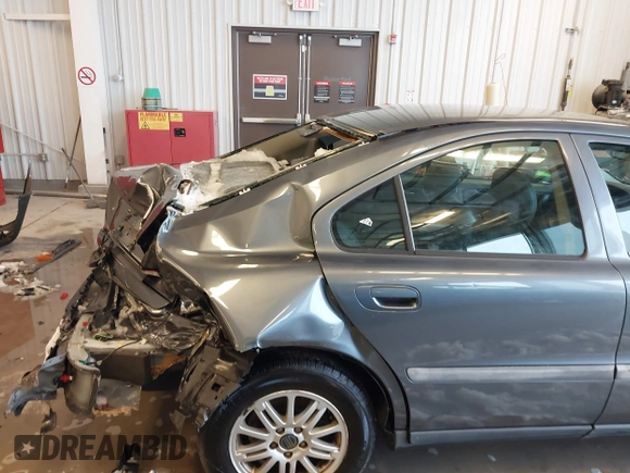 2004 Volvo S60 с VIN YV1RS61T842344192, выставлен на аукционе IAAI как лот 41278520 с пробегом Не указан миль и . История ставок и продаж доступна на DreamBid. Изображение 17.
