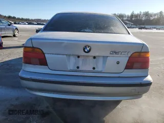 1997 BMW 5 Series 540i z VIN WBADE632XVBW56377, wystawiony jako Copart lot #44114895 z przebiegiem 251 623 mil mil oraz Czysty tytuł • Clean title. Historia ofert i sprzedaży dostępna na DreamBid. Obrazek 6.