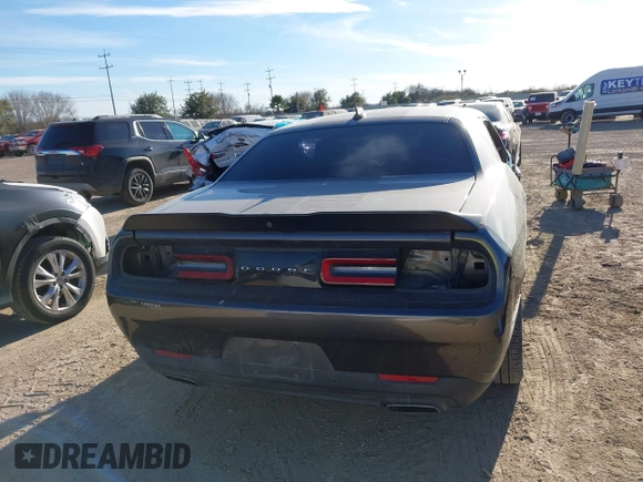 2017 Dodge Challenger SXT z VIN 2C3CDZAGXHH536595, wystawiony jako IAAI lot #41375622 z przebiegiem 103 915 mil mil oraz . Historia ofert i sprzedaży dostępna na DreamBid. Obrazek 17.