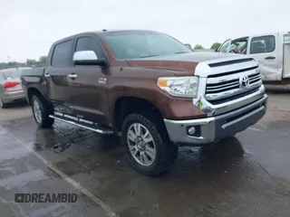 2017 Toyota Tundra Platinum z VIN 5TFAW5F14HX620532, wystawiony jako IAAI lot #41932248 z przebiegiem 100 101 mil mil oraz . Historia ofert i sprzedaży dostępna na DreamBid. Obrazek 1.