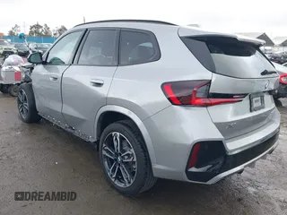 2023 BMW X1 xDrive28i z VIN WBX73EF02P5X48940, wystawiony jako IAAI lot #41528706 z przebiegiem 10 683 mil mil oraz . Historia ofert i sprzedaży dostępna na DreamBid. Obrazek 3.