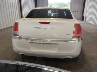 2014 Chrysler 300 z VIN 2C3CCAAG8EH381206, wystawiony jako IAAI lot #42279538 z przebiegiem 136 796 mil mil oraz . Historia ofert i sprzedaży dostępna na DreamBid. Obrazek 15.