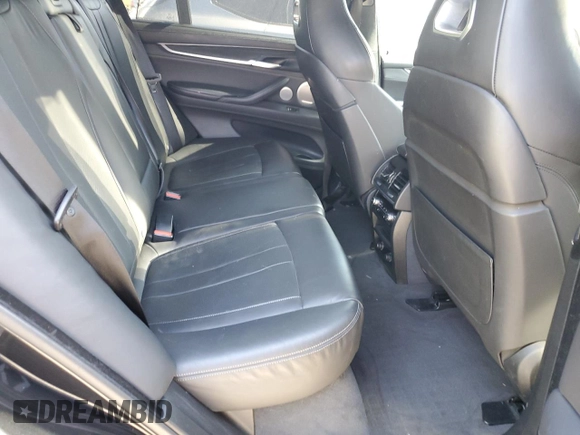 2018 BMW X5 M z VIN 5YMKT6C54J0Y83460, wystawiony jako Copart lot #57874275 z przebiegiem 58 656 mil mil oraz Szkody całkowita. Historia ofert i sprzedaży dostępna na DreamBid. Obrazek 11.
