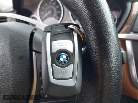 2014 BMW 3 Series 328d xDrive z VIN WBA3D5C52EKX95213, wystawiony jako IAAI lot #42260429 z przebiegiem 220 089 mil mil oraz . Historia ofert i sprzedaży dostępna na DreamBid. Obrazek 11.