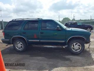 1998 Chevrolet Blazer LS z VIN 1GNDT13W7W2219654, wystawiony jako IAAI lot #42275733 z przebiegiem 150 384 mil mil oraz . Historia ofert i sprzedaży dostępna na DreamBid. Obrazek 14.
