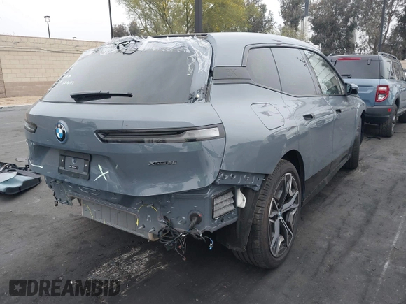 2025 BMW iX xDrive50 z VIN WB523CF07SCT32782, wystawiony jako IAAI lot #42097770 z przebiegiem 3 447 mil mil oraz . Historia ofert i sprzedaży dostępna na DreamBid. Obrazek 4.