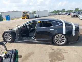2013 Tesla Model S Performance с VIN 5YJSA1DP2DFP05411, выставлен на аукционе IAAI как лот 42705130 с пробегом Не указан миль и . История ставок и продаж доступна на DreamBid. Изображение 13.